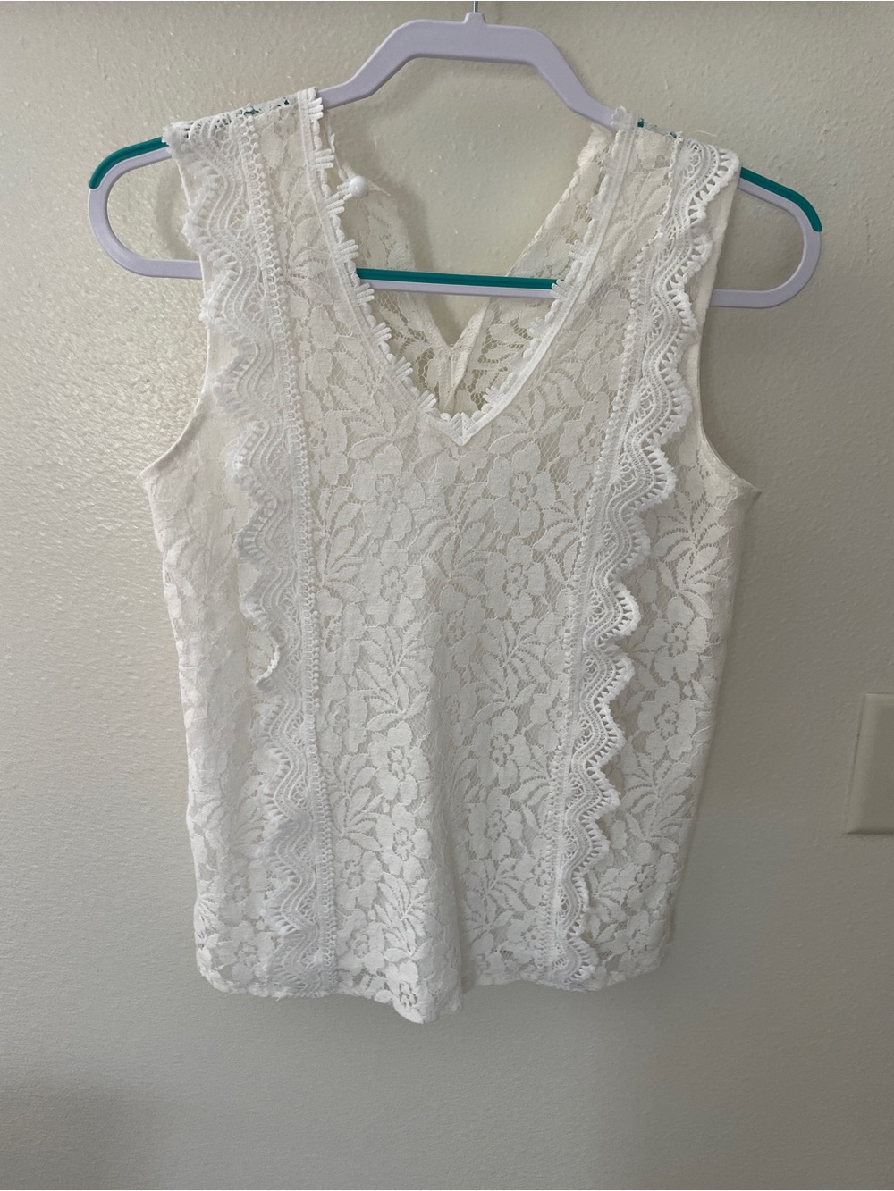 Women’s White Lace V-Neck Sleeveless Top